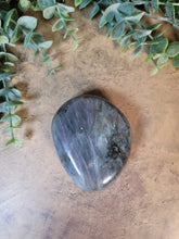 Load image into Gallery viewer, Labradorite Palm Flashes blue, purple
